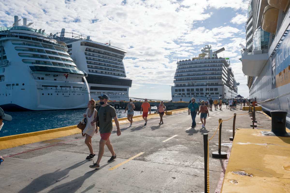 Cruise passengers disembarking cruise ships in Mexico