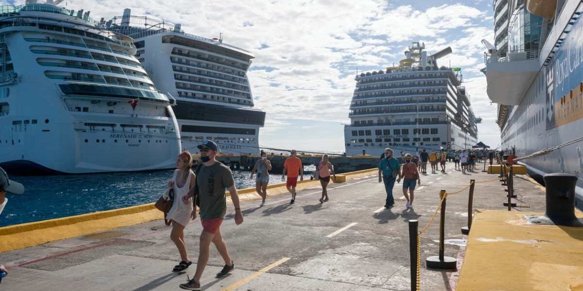 Cruise passengers disembarking cruise ships in Mexico