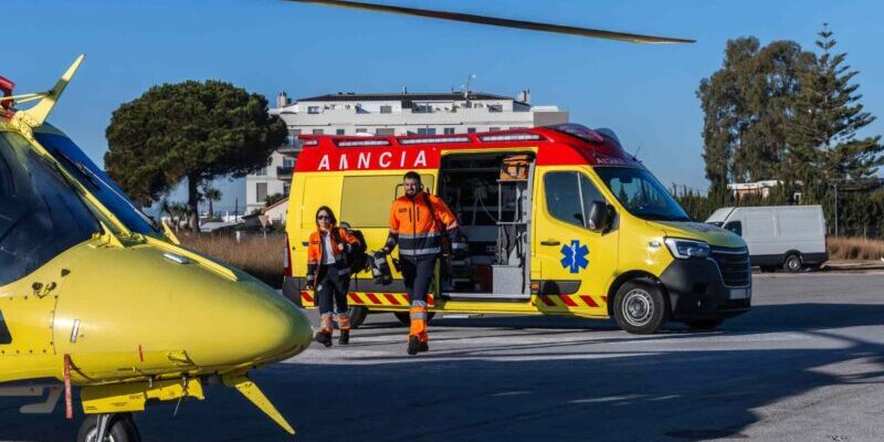 paramedics walking from an ambulance to a helicopter in Spain, indicating the importance of securing medical evacuation insurance