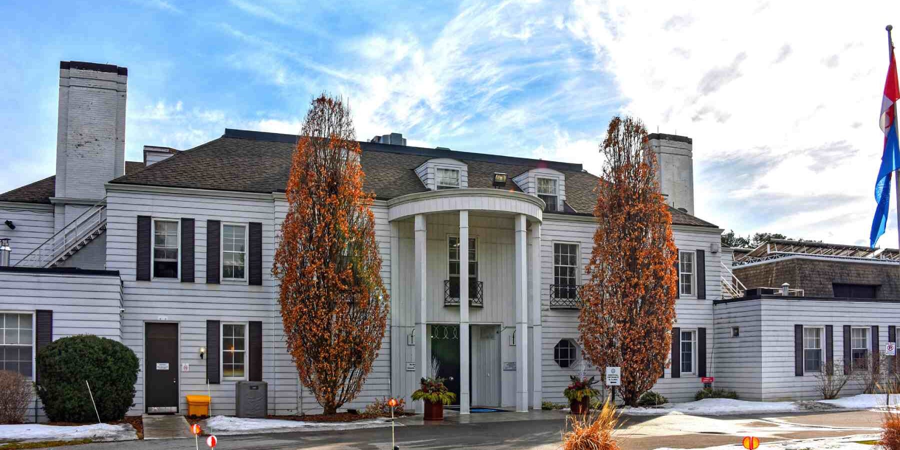 The exterior of Shouldice Hernia Centre in Thornhill, Canada, which operates within the private Canadian healthcare system